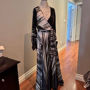 NEW Elegant Black/Dark Green and Cream Silky Dress 👗 You will LOVE this gown!